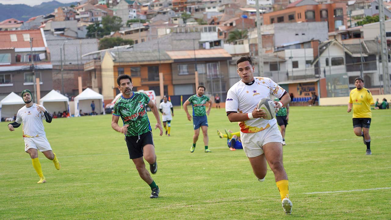 Jugada del equipo campeón de la Copa Don Bosco de Rugby Seven´s