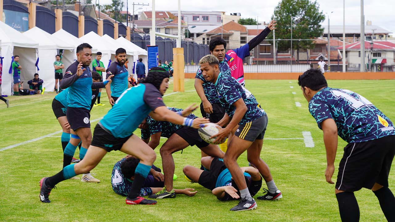 Momentos de adrenalina en la disputa del balón entre equipos de Rugby