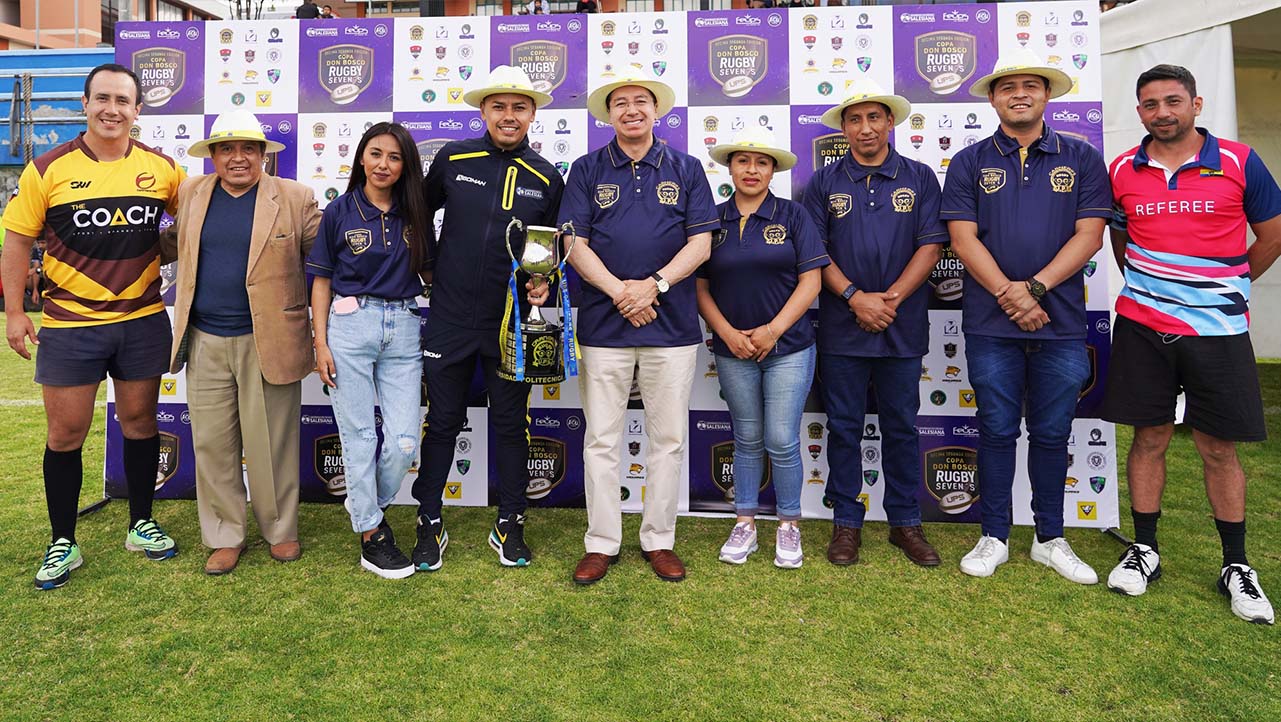 Rector, P. Juan Cárdenas (c) junto a colaboradores de la UPS y deportistas durante la inauguración de la XII Edición Copa Don Bosco de Rugby Seven´s