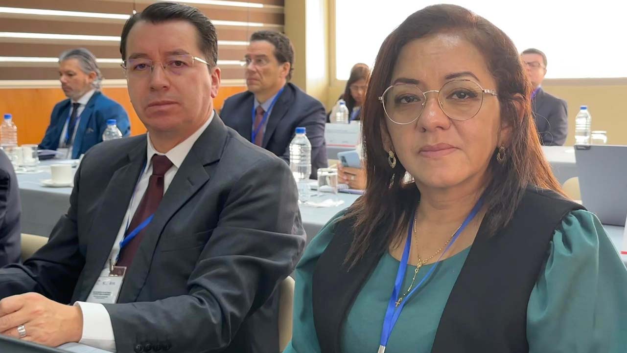 (de izq.) P. Juan Cárdenas, Rector de la UPS junto a la Vicerrectora Académica, Ángela Flores.