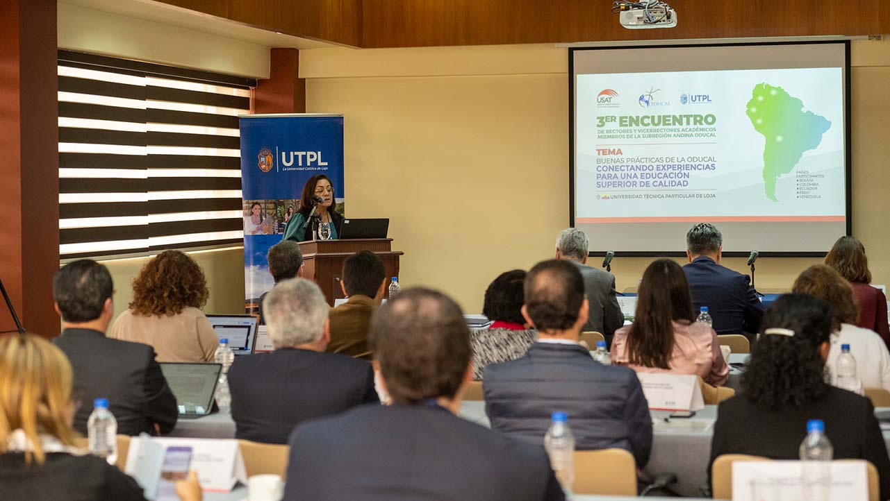 Ángela Flores, durante su ponencia sobre la Transformación Digital en la UPS. (imagen cortesía UTPL)
