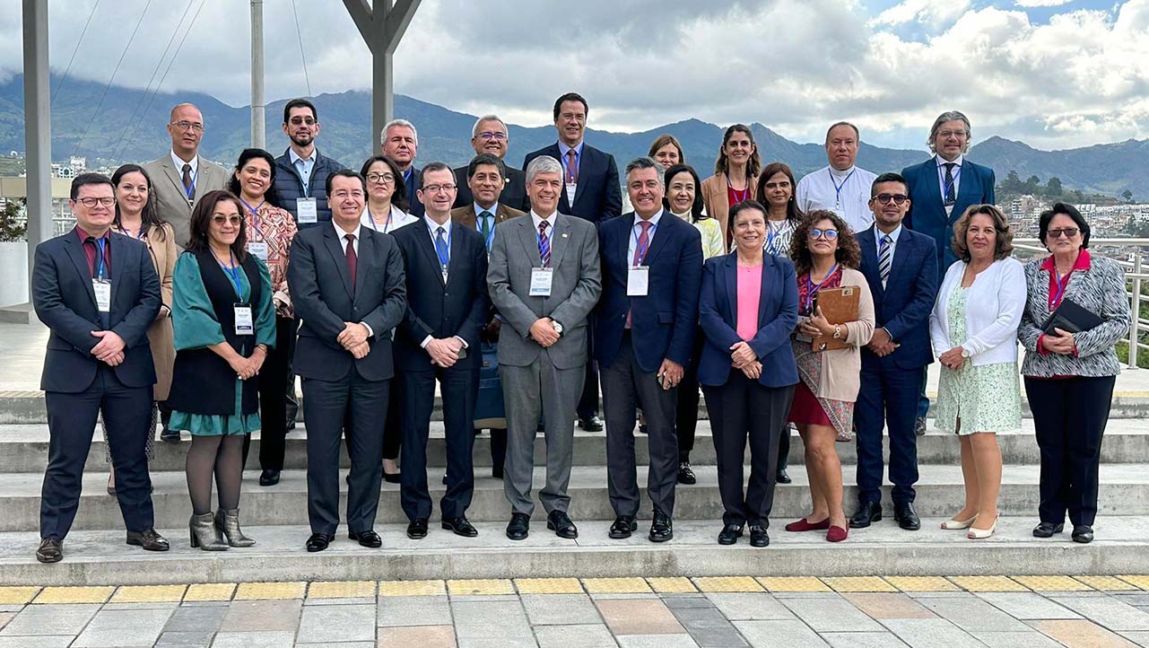Foto oficial de representantes de universidades católicas provenientes de Bolivia, Colombia, Ecuador, Perú y Venezuela