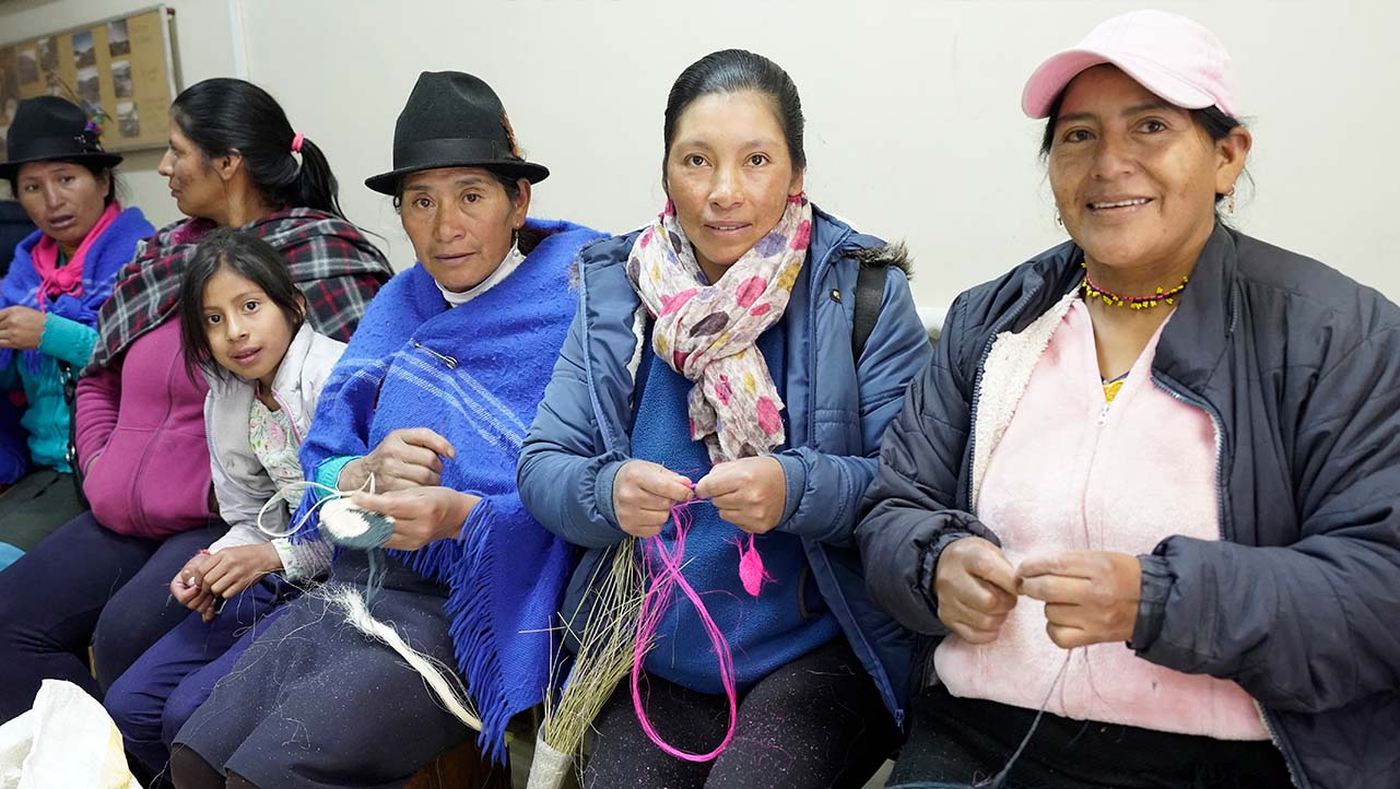 Mujeres artesanas de la comunidad salesiana San Francisco Xavier