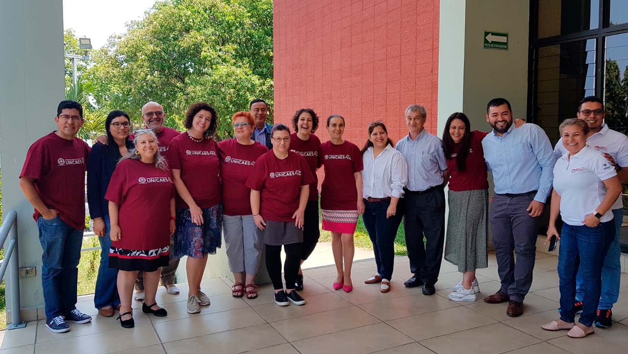 Foto grupal de los delegados de las universidades participantes