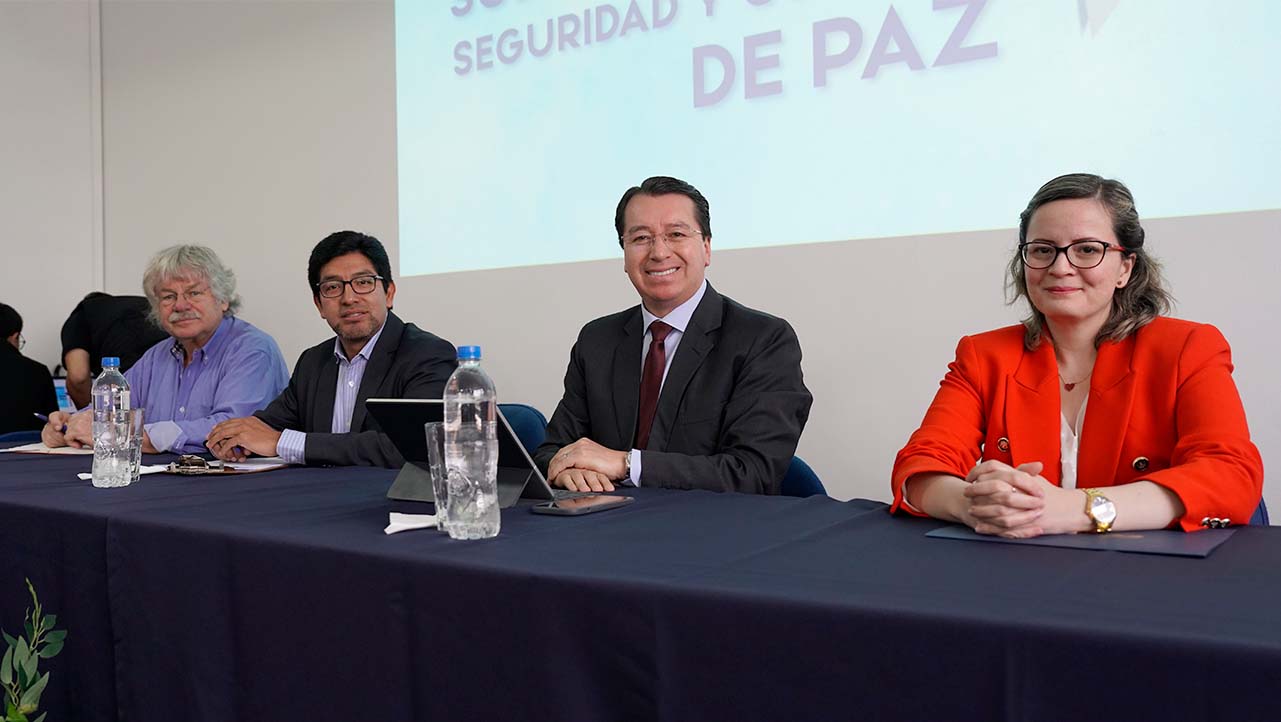 (De izq.) Ralf Oetzel, P. Jaime Chela, P. Juan Cárdenas y Silvia Gómez