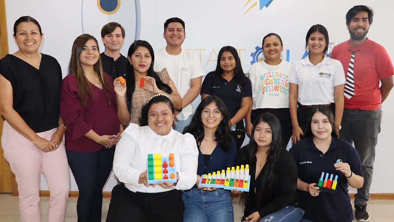 Estudiantes de las carreras de Educación durante el taller
