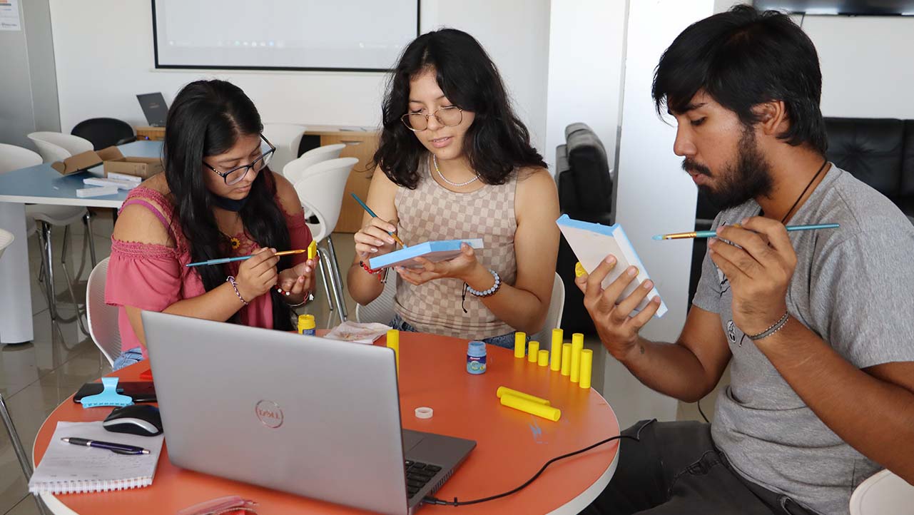 Estudiantes de las carreras de Educación durante el taller 