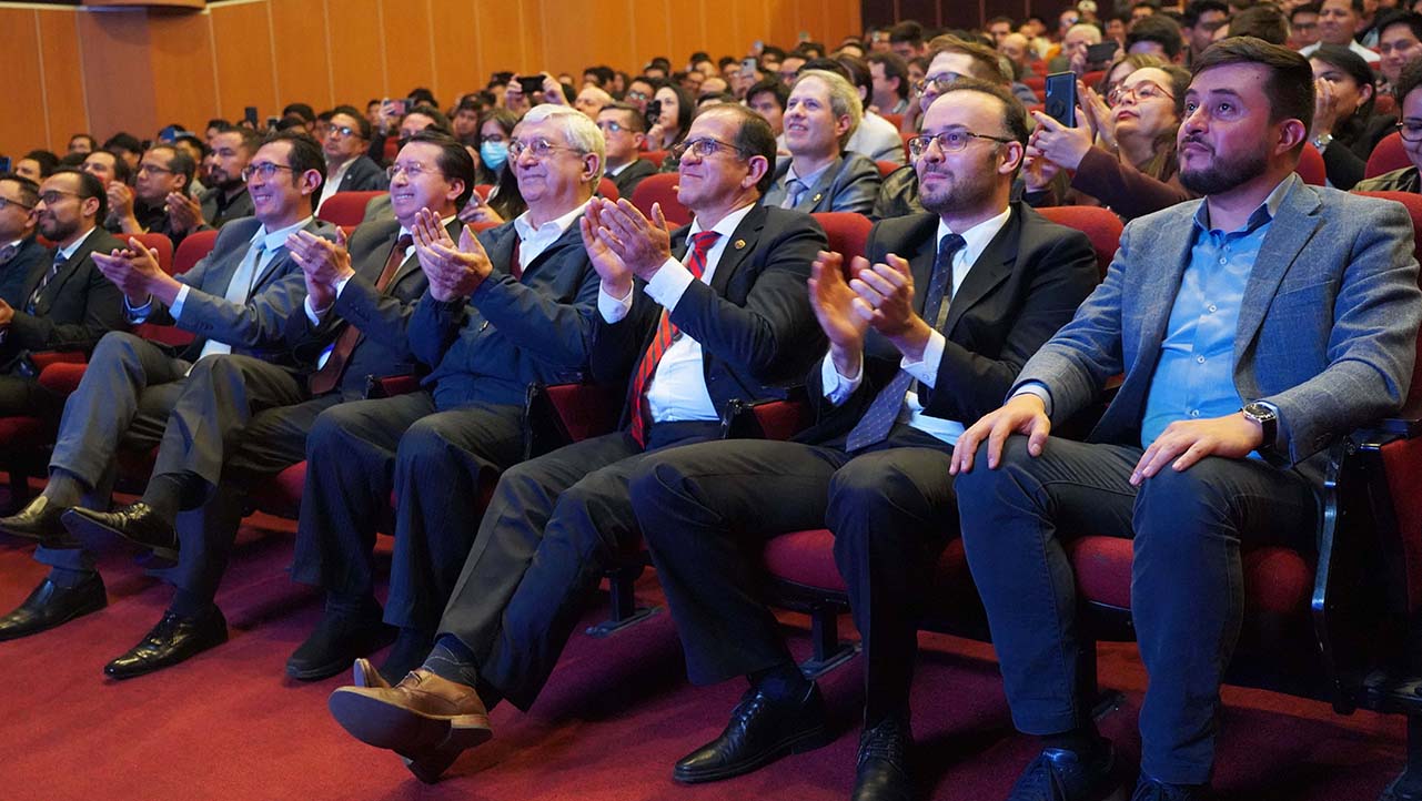 Asistentes al evento de presentación del vehículo autónomo 