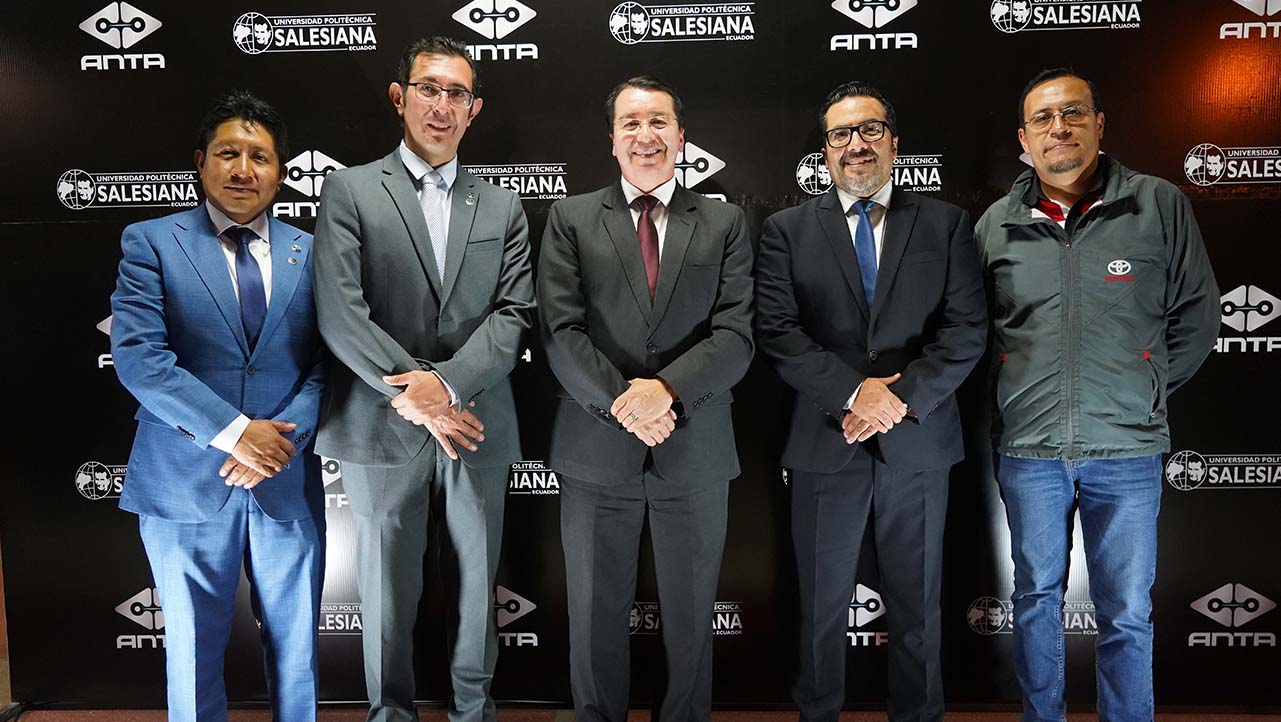 (De izq.) Diego Valladolid, Fabricio Espinoza, P. Juan Cárdenas e invitados de empresas locales