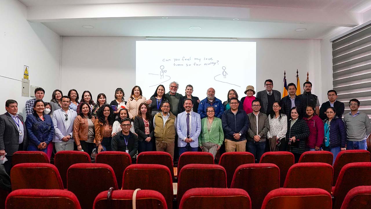Foto grupal de autoridades, docentes y estudiantes de la sede Quito