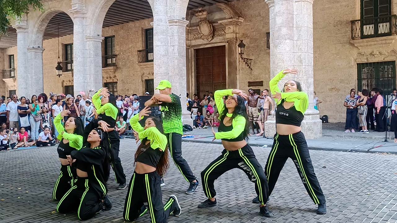 Estudiantes de los grupos ASU Cultura de Danza Contemporánea y Danza Urbana en las calles de La Habana durante el festival