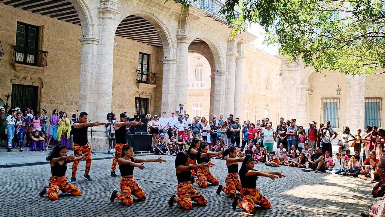 Estudiantes de los grupos ASU Cultura de Danza Contemporánea y Danza Urbana en las calles de La Habana durante el festival