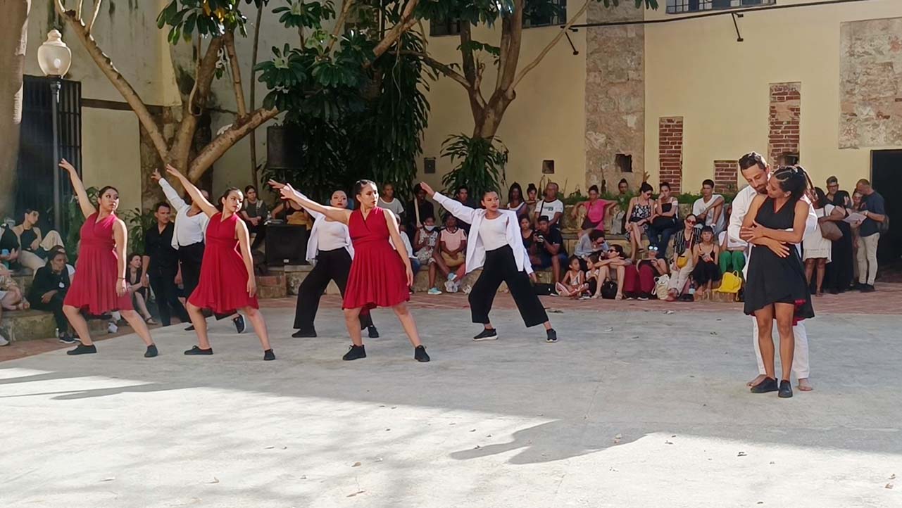 Estudiantes de los grupos ASU Cultura de Danza Contemporánea y Danza Urbana en las calles de La Habana durante el festival