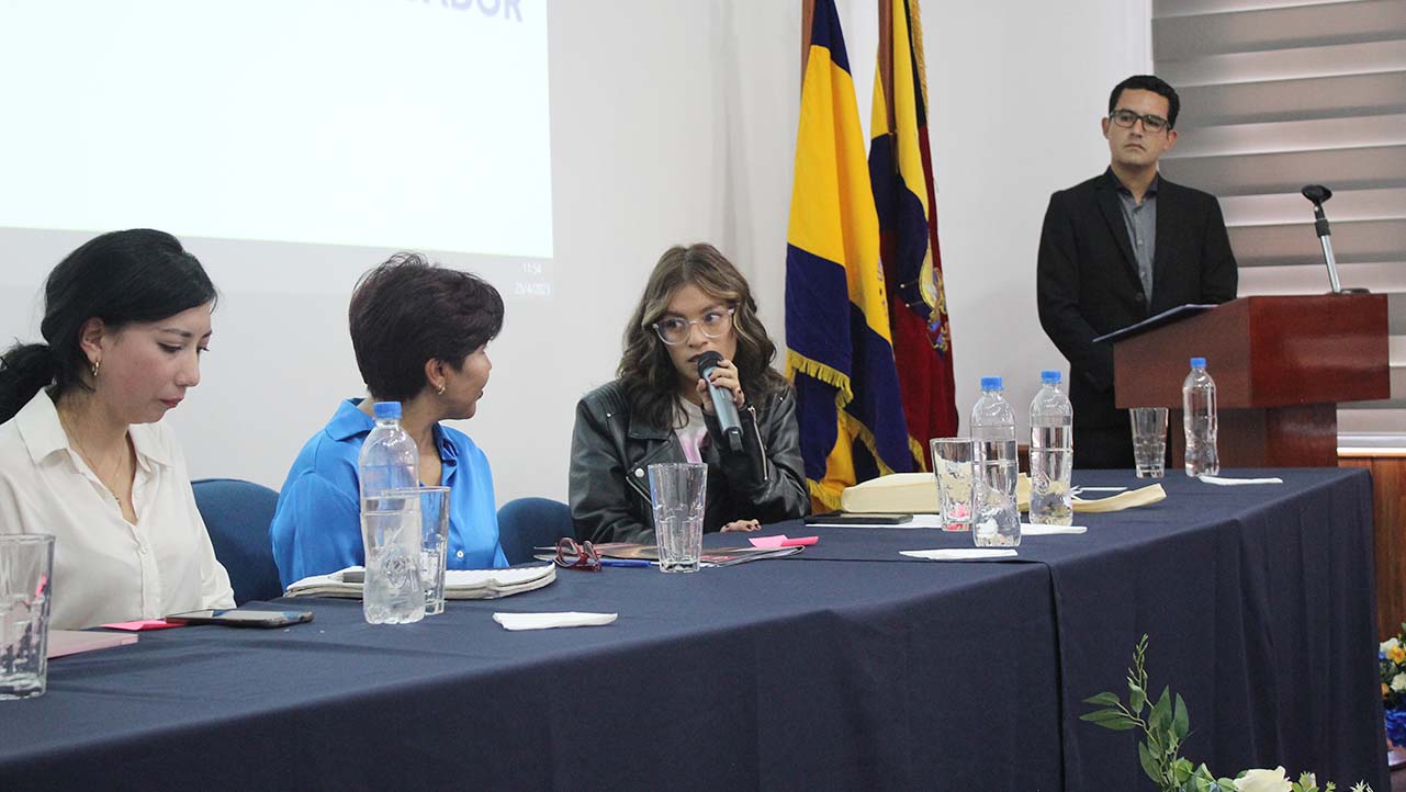 Asistentes al café filosófico sobre el tema Feminicidio en el campus El Girón de la sede Quito