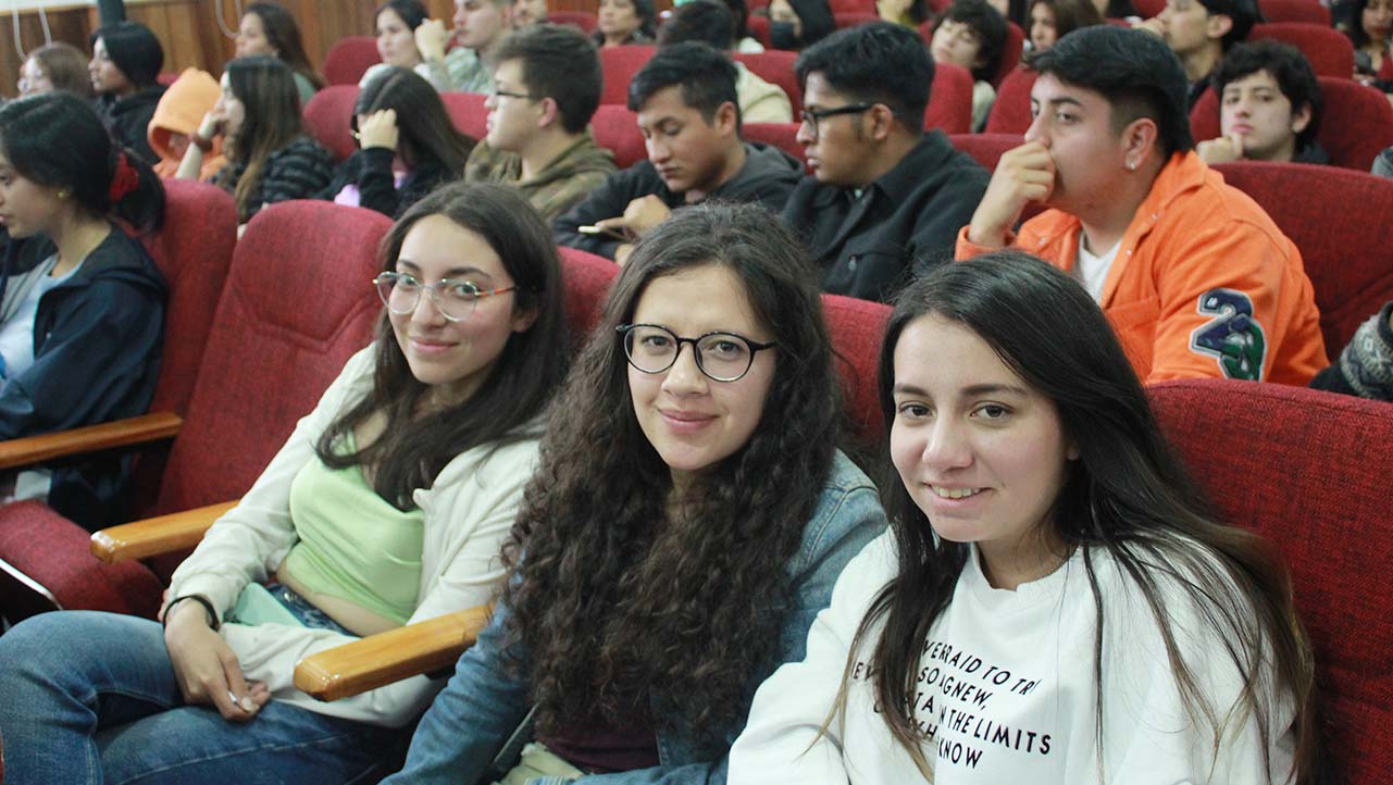 Asistentes al café filosófico sobre el tema Feminicidio en el campus El Girón de la sede Quito