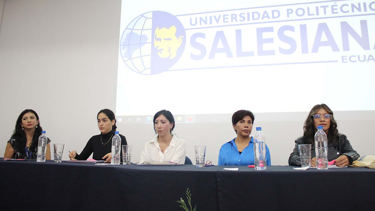 Asistentes al café filosófico sobre el tema Feminicidio en el campus El Girón de la sede Quito