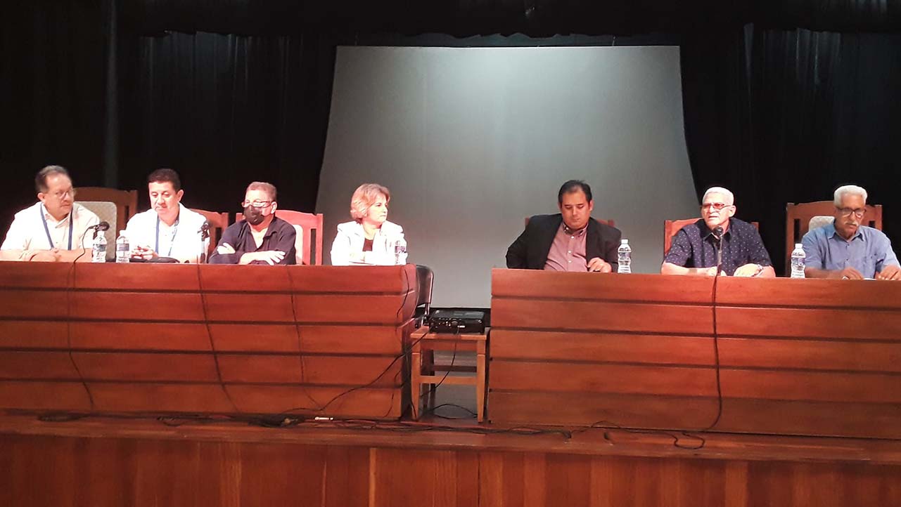 (De izq.) Pablo Farfán  y Fredy Rivera durante los encuentros en el Simposio junto a otros académicos