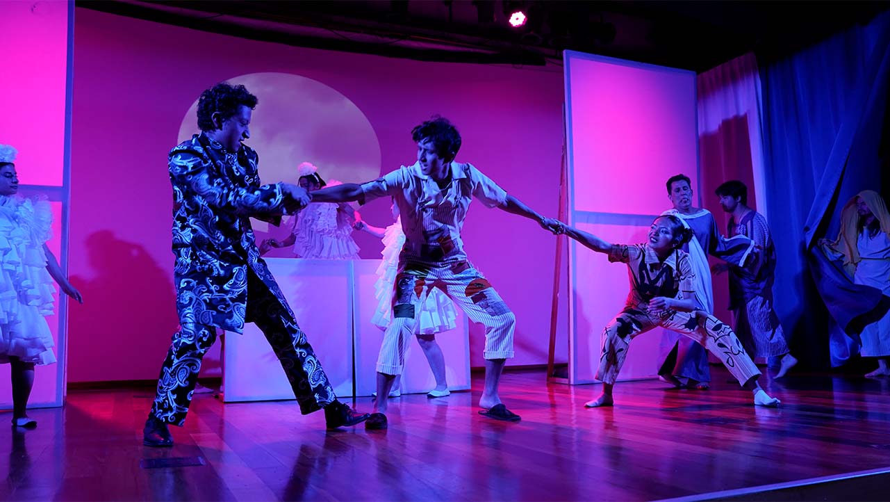 El grupo ASU de teatro de la sede Quito durante sus presentaciones en los campus Sur, El Girón y Extensión Cayambe