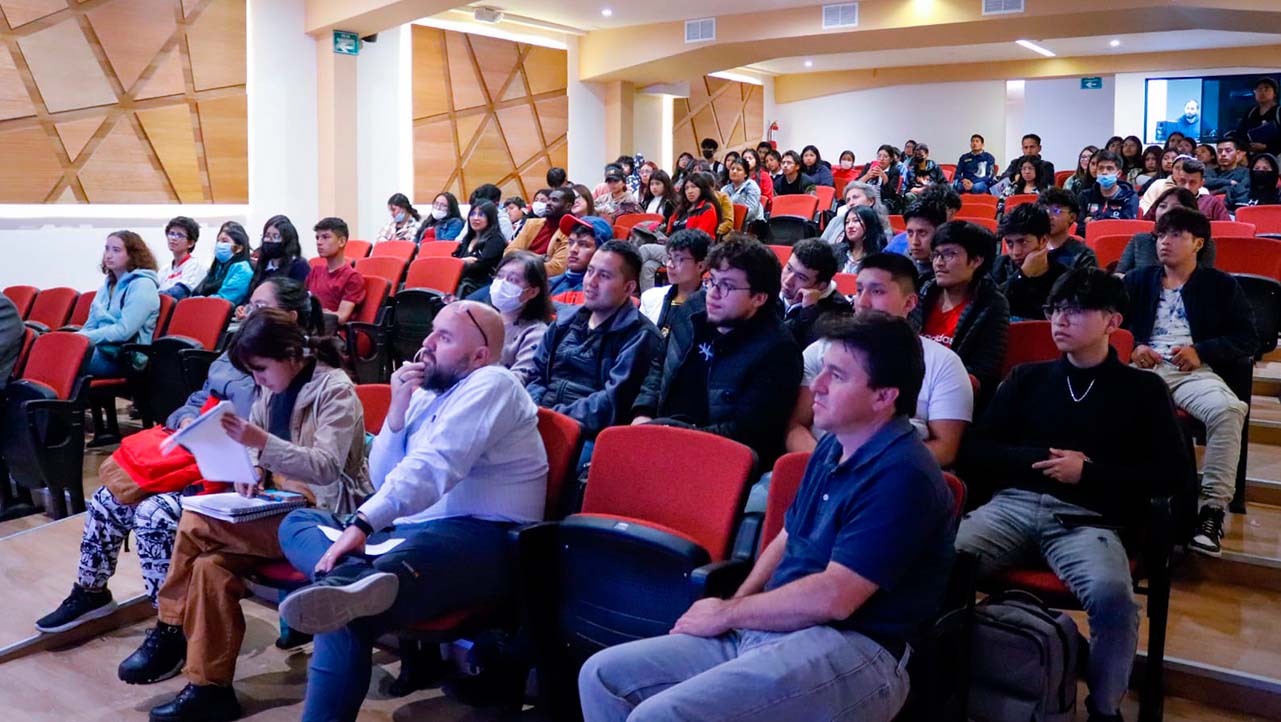 El grupo ASU de teatro de la sede Quito durante sus presentaciones en los campus Sur, El Girón y Extensión Cayambe