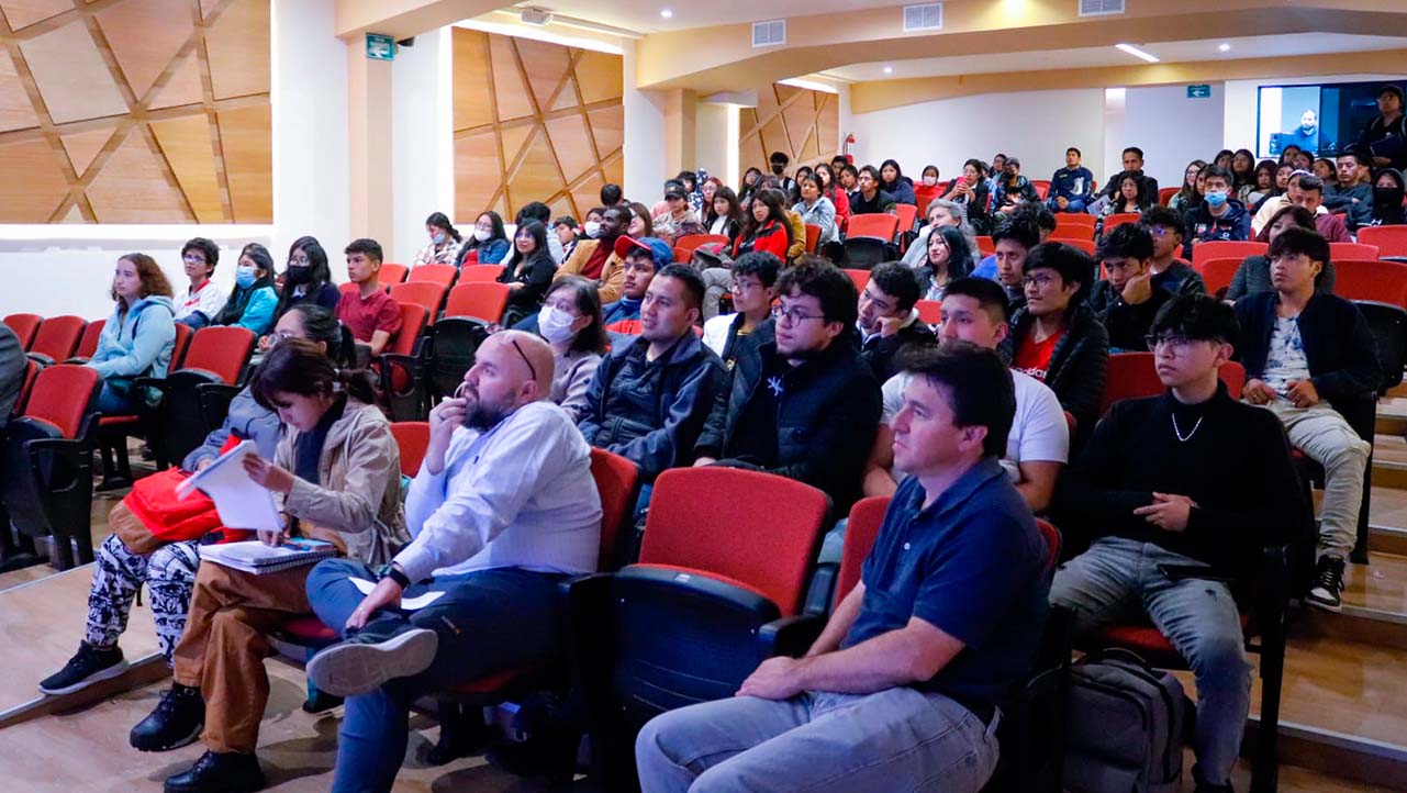 El grupo ASU de teatro de la sede Quito durante sus presentaciones en los campus Sur, El Girón y Extensión Cayambe