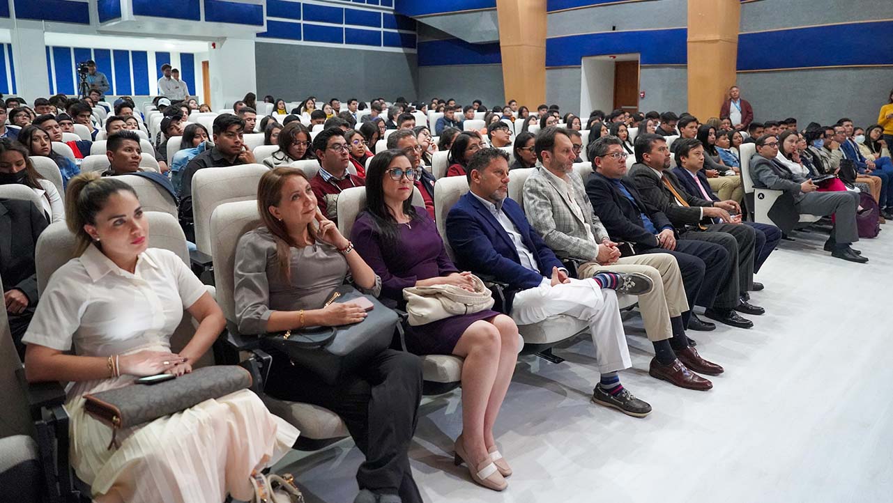 Docentes y estudiantes de la carrera de Derecho e invitados