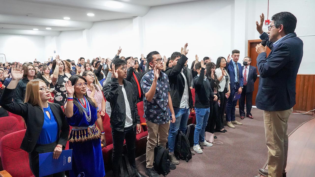 P. Jaime Chela realiza el juramento a las directivas estudiantiles 2023 - 2025