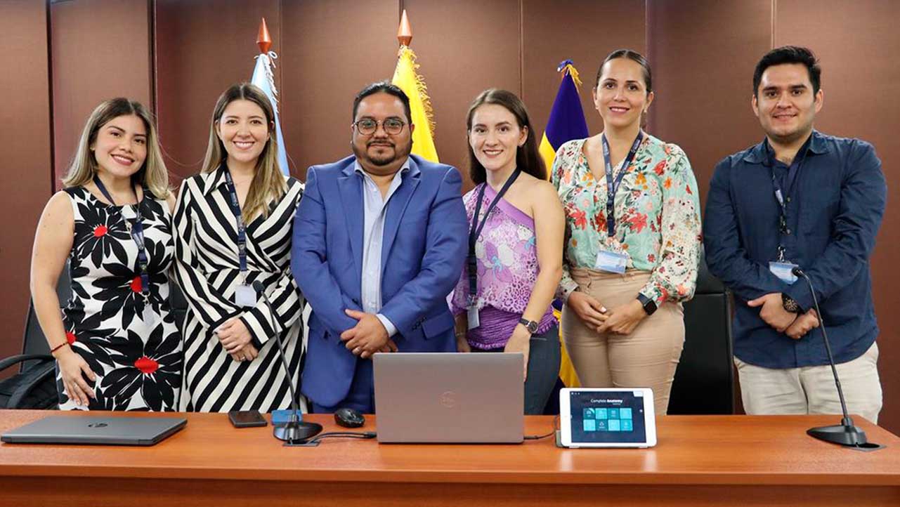 Expositores junto a docentes de la carrera de Odontología