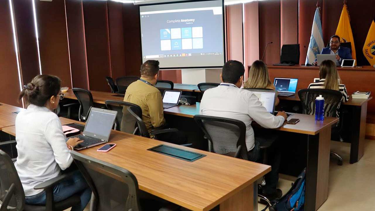 Docentes de la carrera de Odontología durante la capacitación