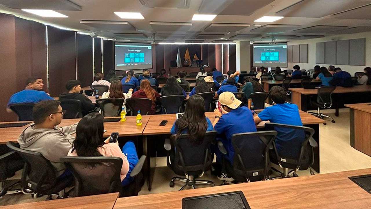 Docentes de la carrera de Odontología durante la capacitación