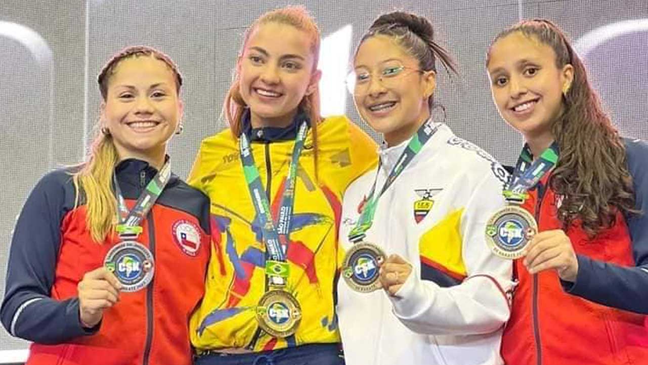 Capta a Javiera disfrutando de su medalla de oro junto a otras deportistas 