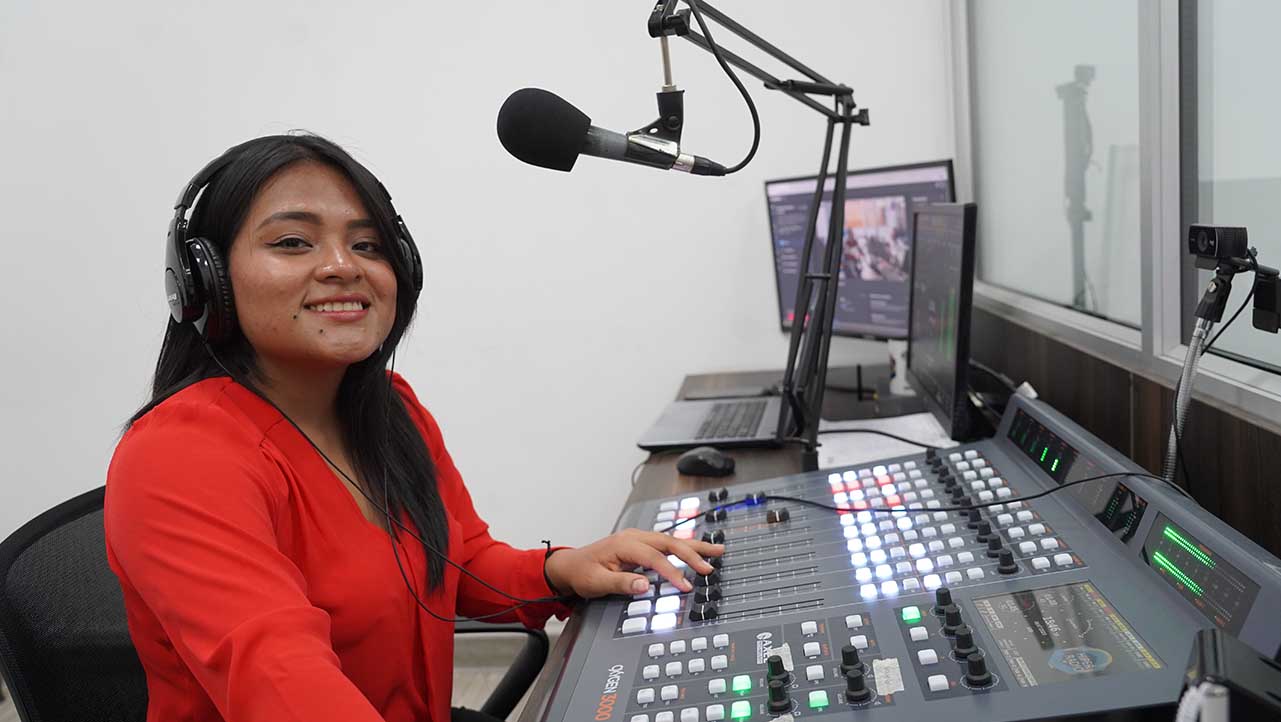 Nina Lorena Ankuash, estudiante de Comunicación de la UPS sede Cuenca en los laboratorios de la carrera