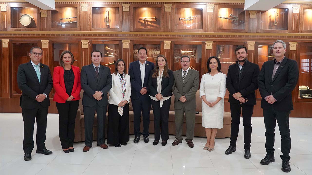 (De izq.) Fernando Moscoso, Dra. Carla Andrade, P. Juan Cárdenas, Dra. Daniela Salazar, Cristhian Zamora, Dra. Carmen Corral, Dra. Emma Tapia y Andrea De Santis