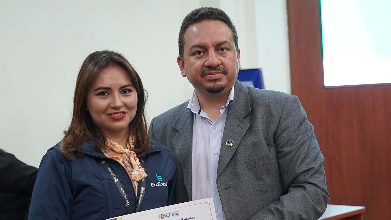Fabián Cuesta entrega un certificado a los participantes del evento