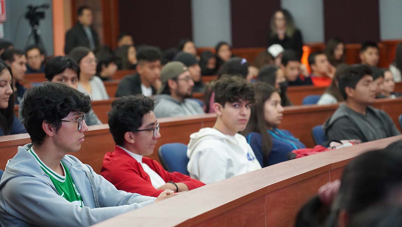 Estudiantes e invitados al ciclo de conferencias realizado en la UPS sede Cuenca