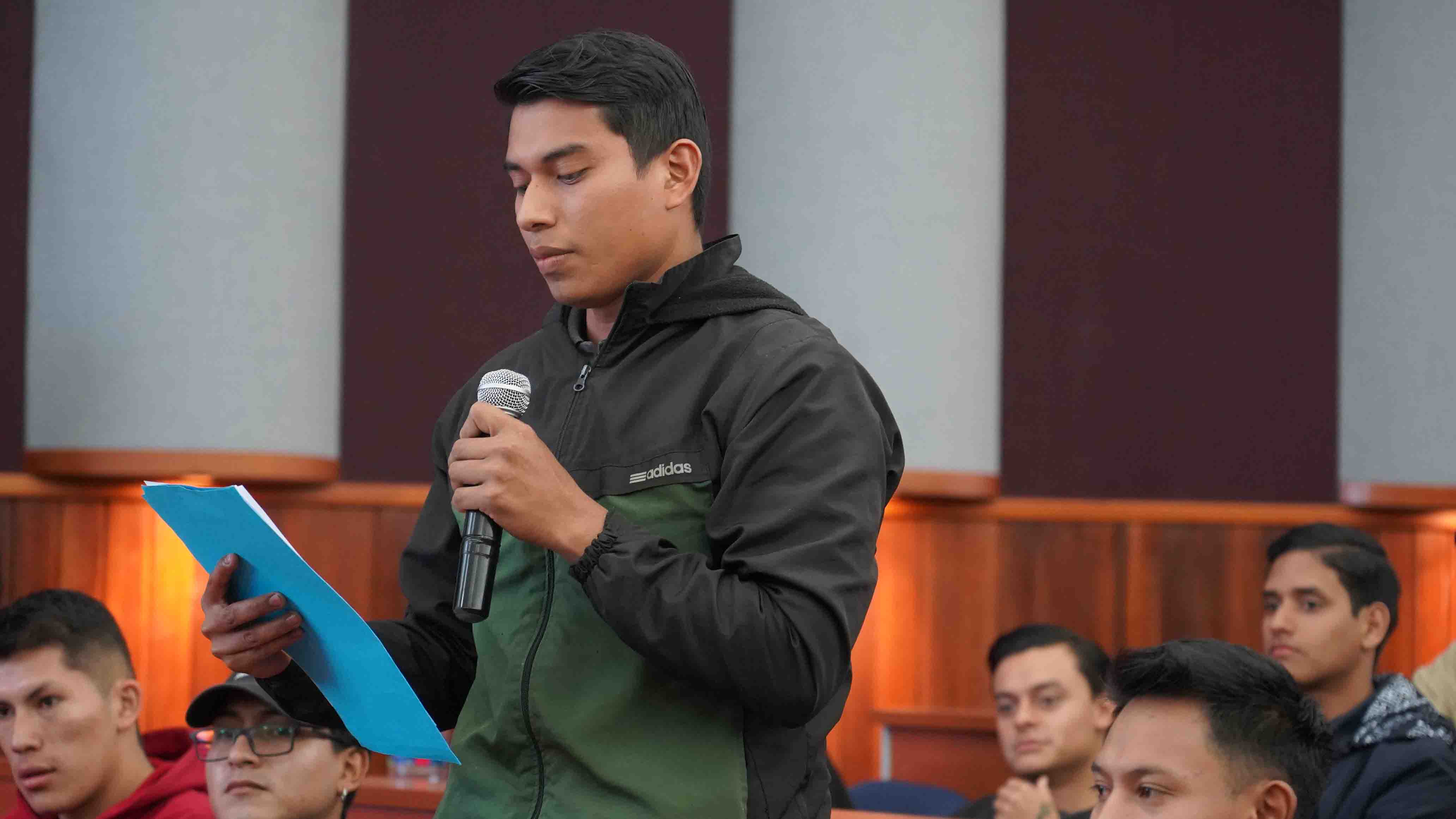 Estudiante de 8vo ciclo expone sus inquietudes en el foro de prguntas del Conversatorio Movilidad Ciudades  Seguras, Velocidades, Controladas