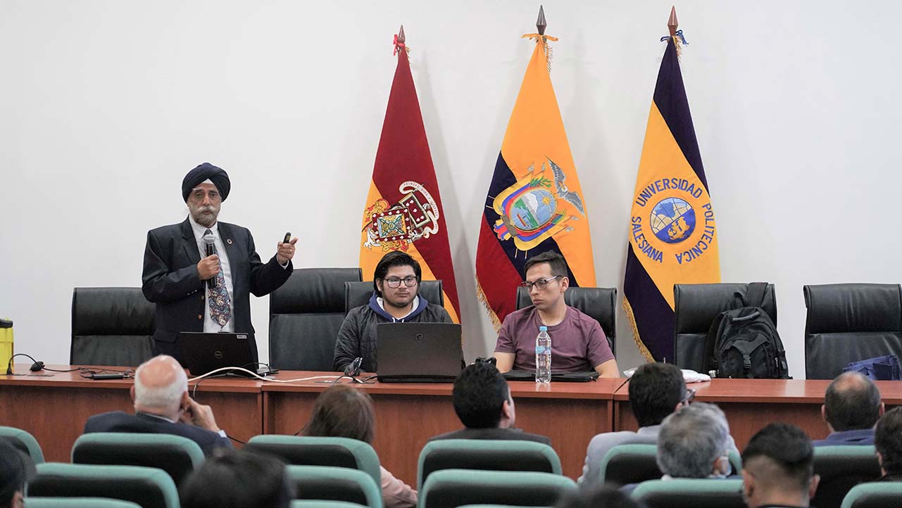El Dr. Pritpal Singh durante su ponencia en la sede Cuenca