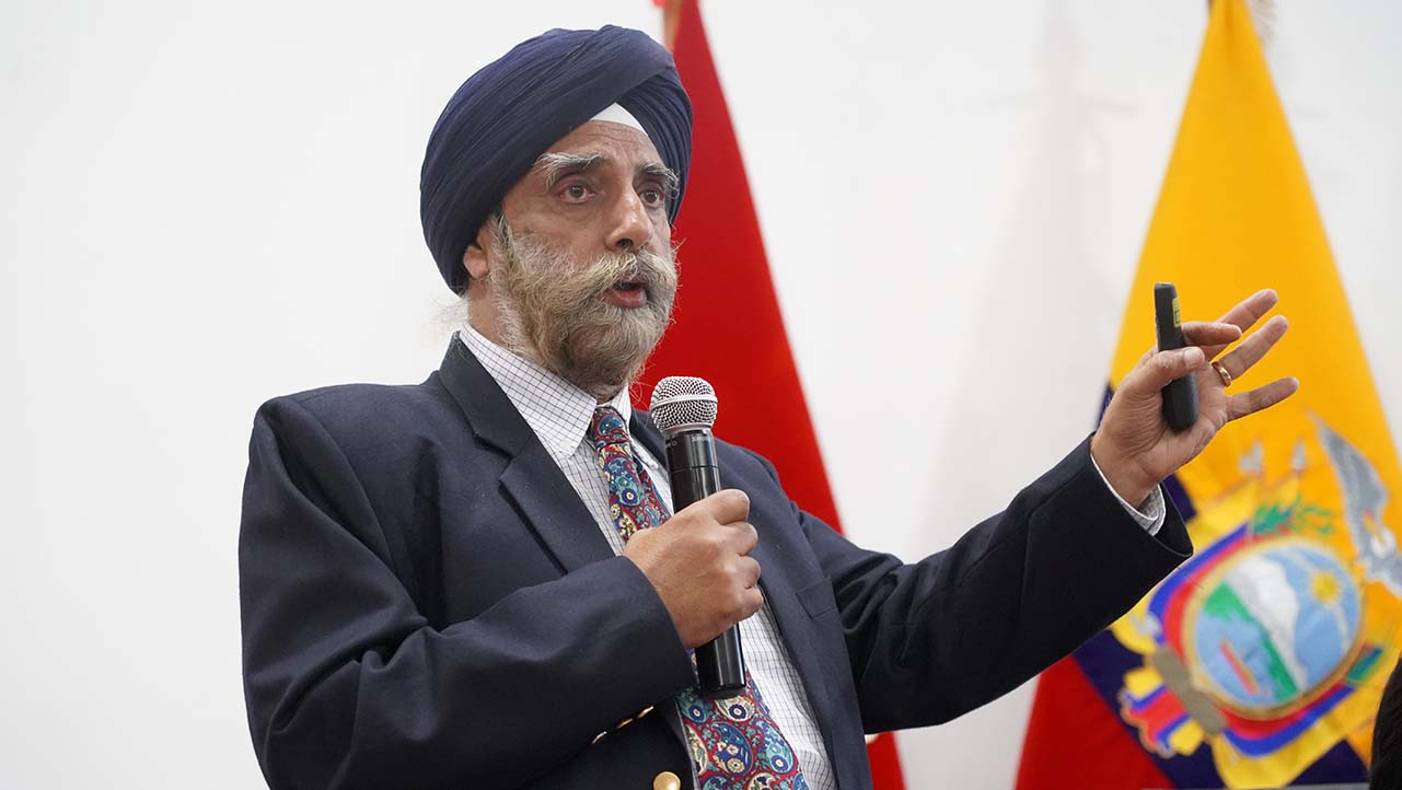 El Dr. Pritpal Singh durante su ponencia en la sede Cuenca