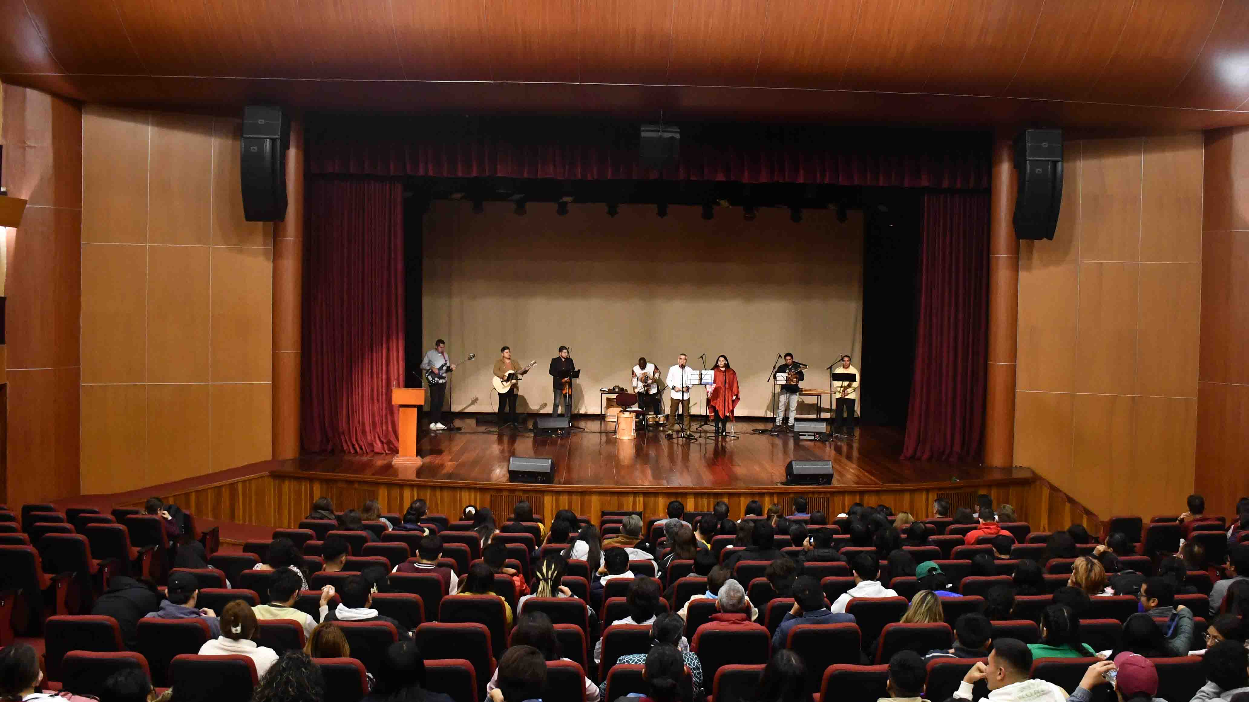 Asistentes al la presentación de la Cantata Mujeres de la Patria Grande