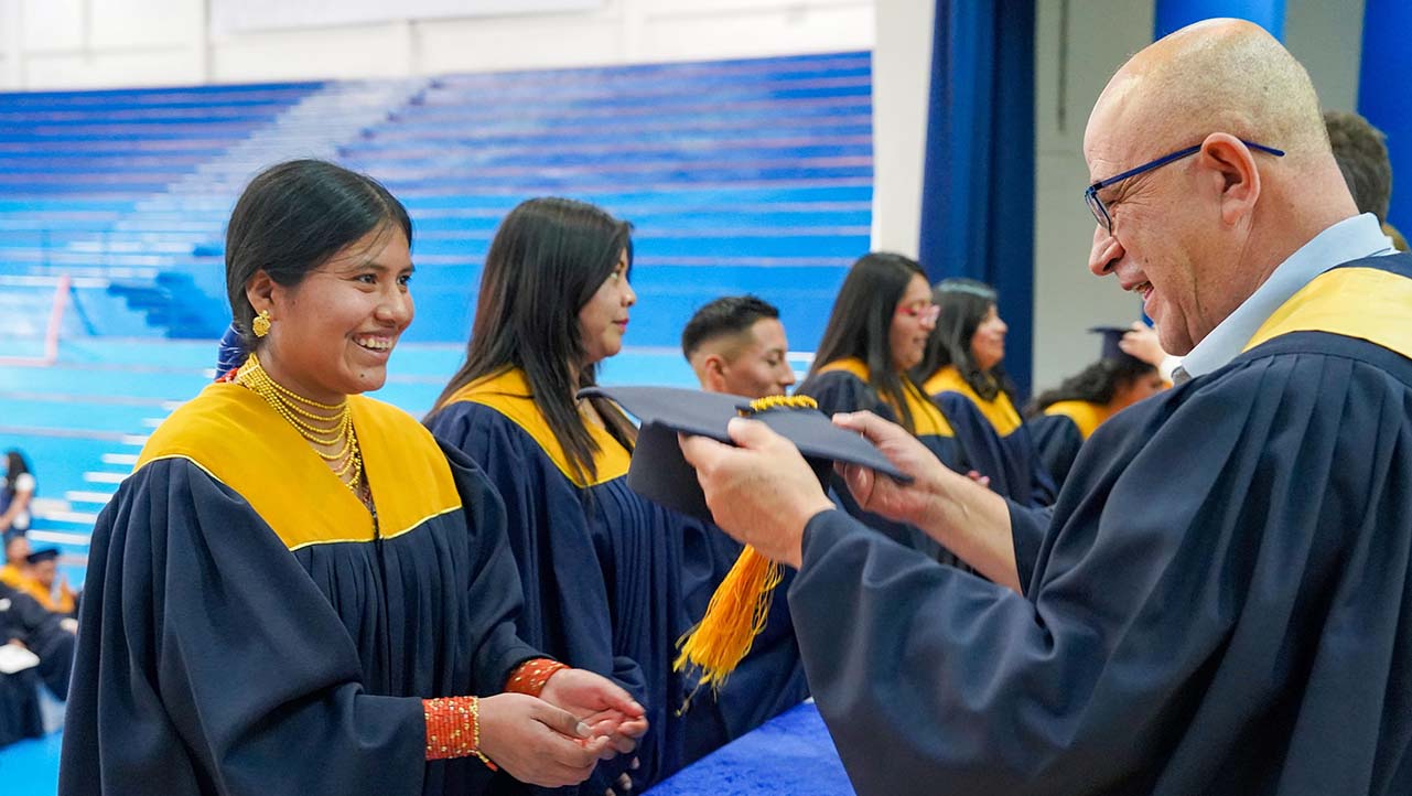 Graduados reciben su título de tercer nivel