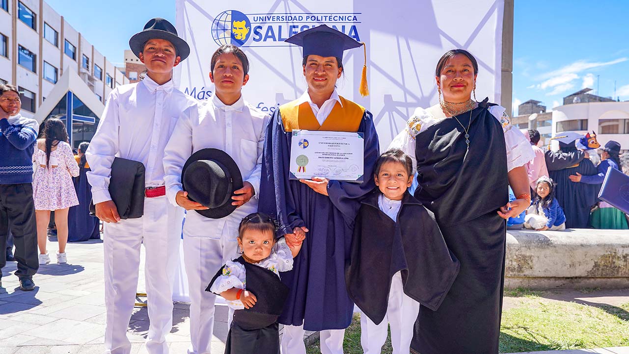 Familiares asisten a incorporación de los nuevos profesionales de la UPS