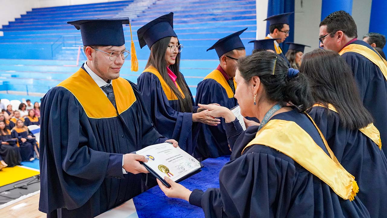 Graduados reciben su título de tercer nivel