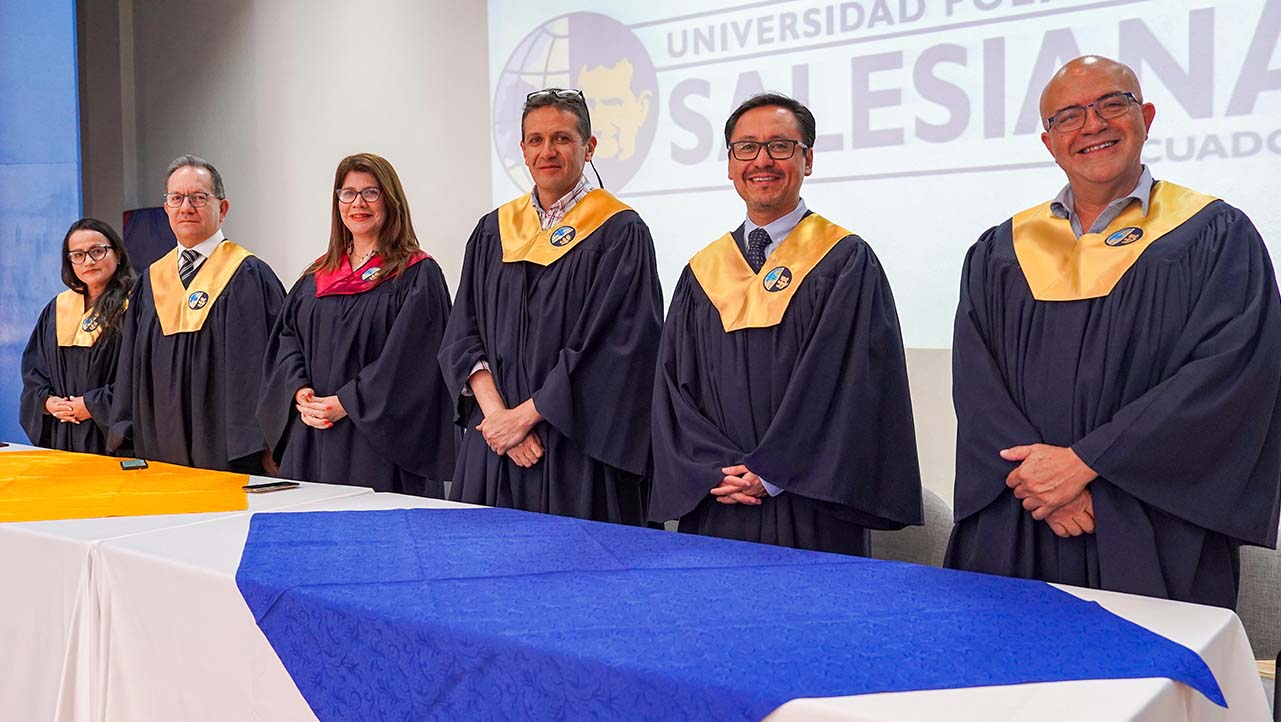  Mesa directiva conformada por autoridades y directores de carrera