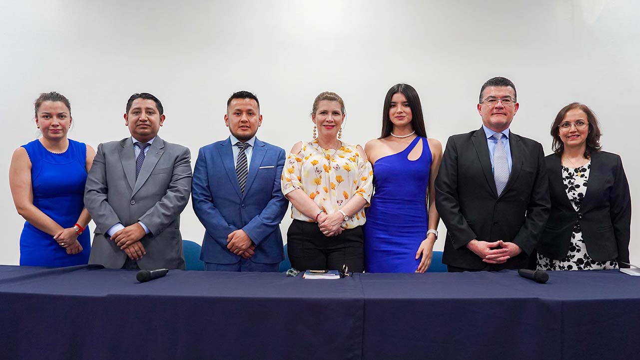 Mesa directiva y coautores del libro