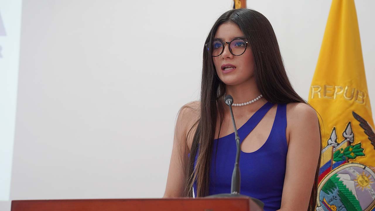 Mickaella Velasco estudiante autora del libro