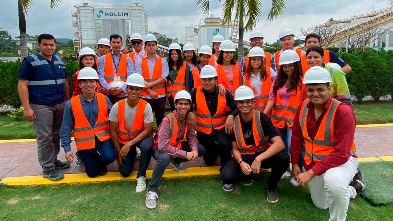 Grupo de estudiantes de Ingeniería Civil durante la visita a Holcim Ecuador