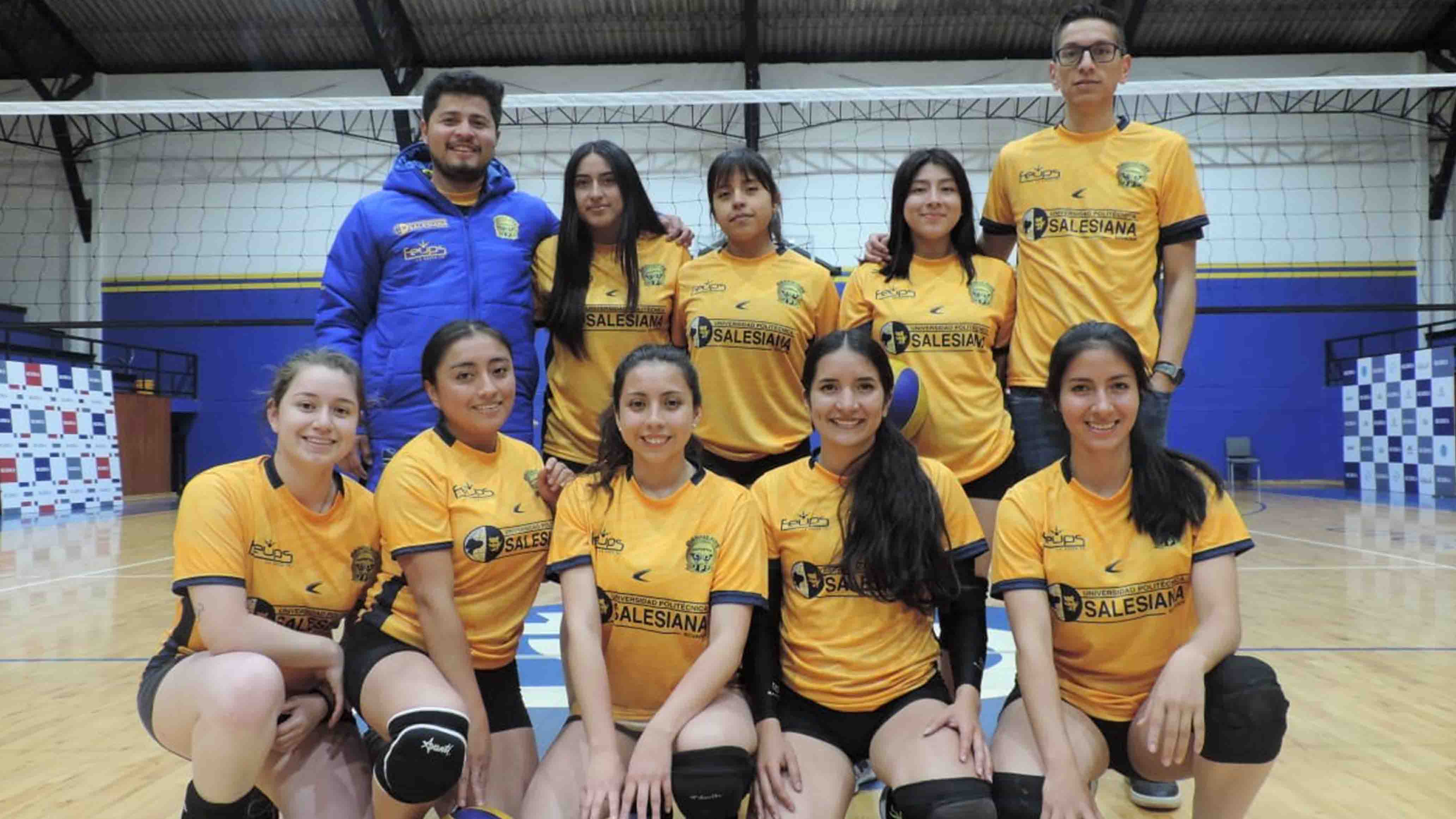 Equipo de Voley de mujeres, estudiantes UPS