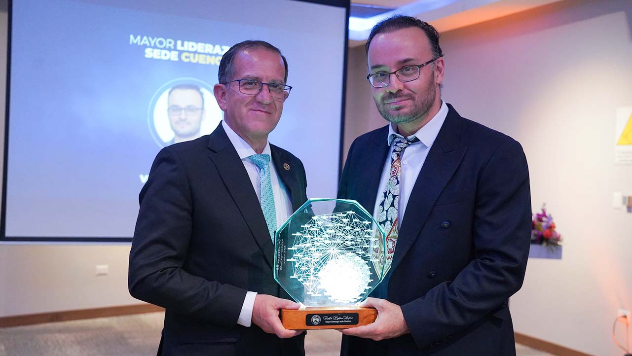 Entrega de reconocimiento a Vladimir Robles por parte de Fernando Moscoso