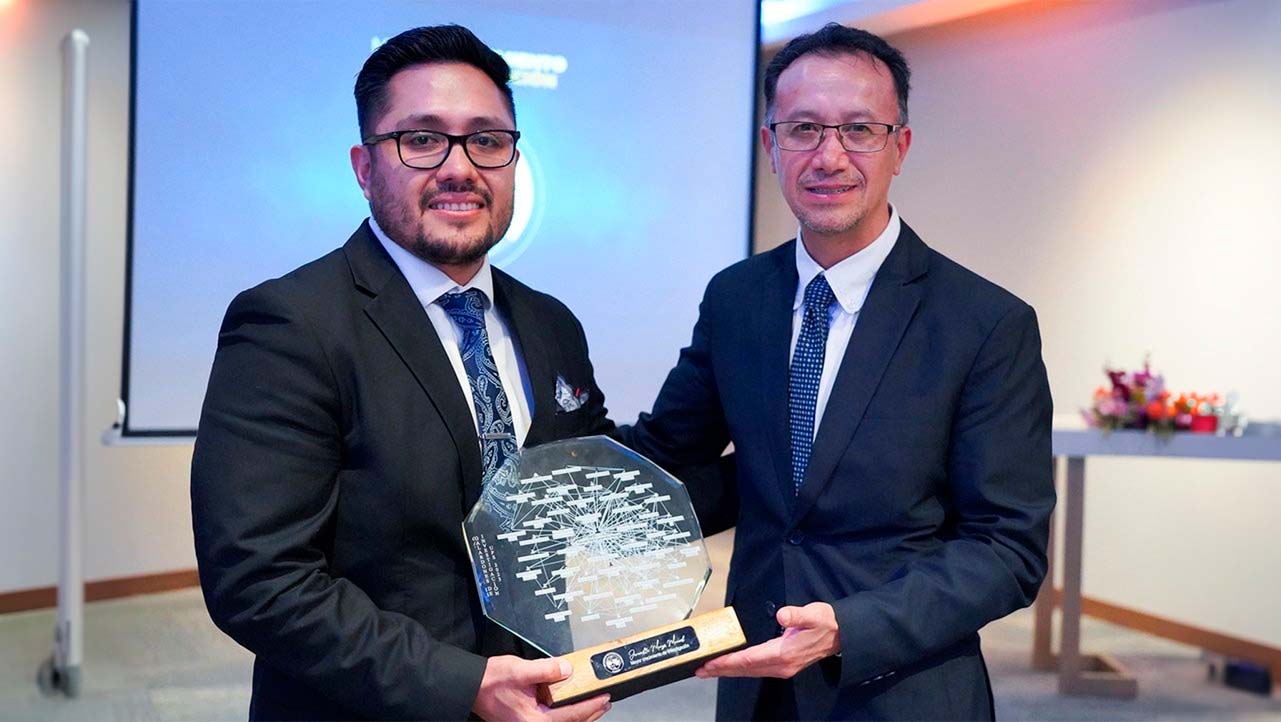 Fernando Pesantez entrega reconocimiento a docente investigador de la UPS
