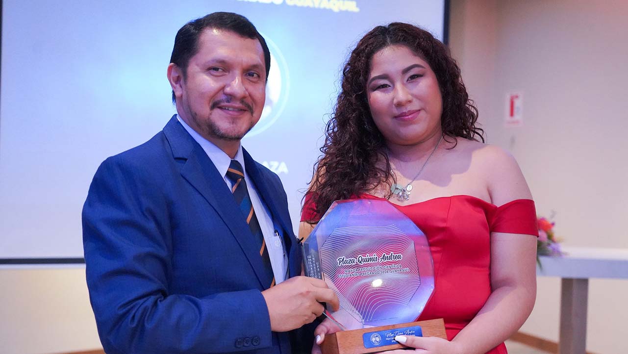 Raúl Álvarez entrega reconocimiento a estudiante de la sede Guayaquil