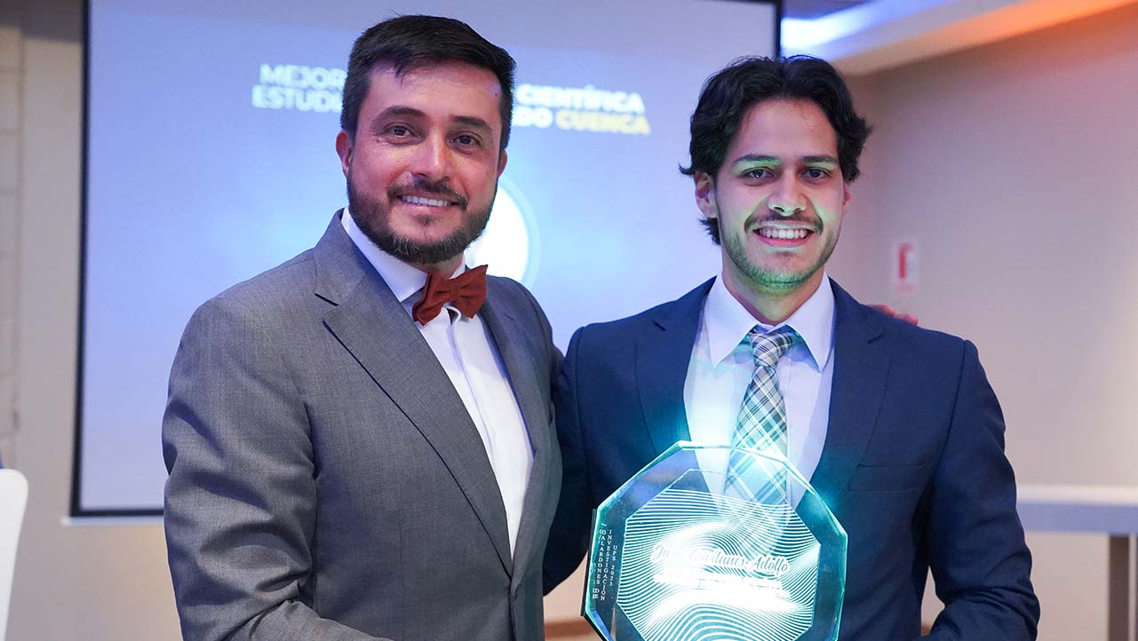 Juan Pablo Salgado entrega reconocimiento a estudiante de la sede Cuenca